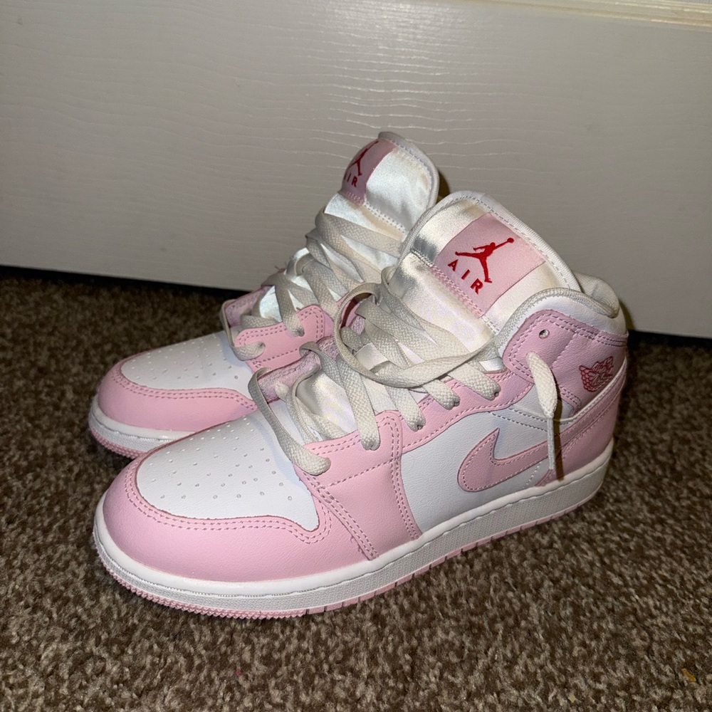 Jordan 1’s Kids Sneakers in Pink and White